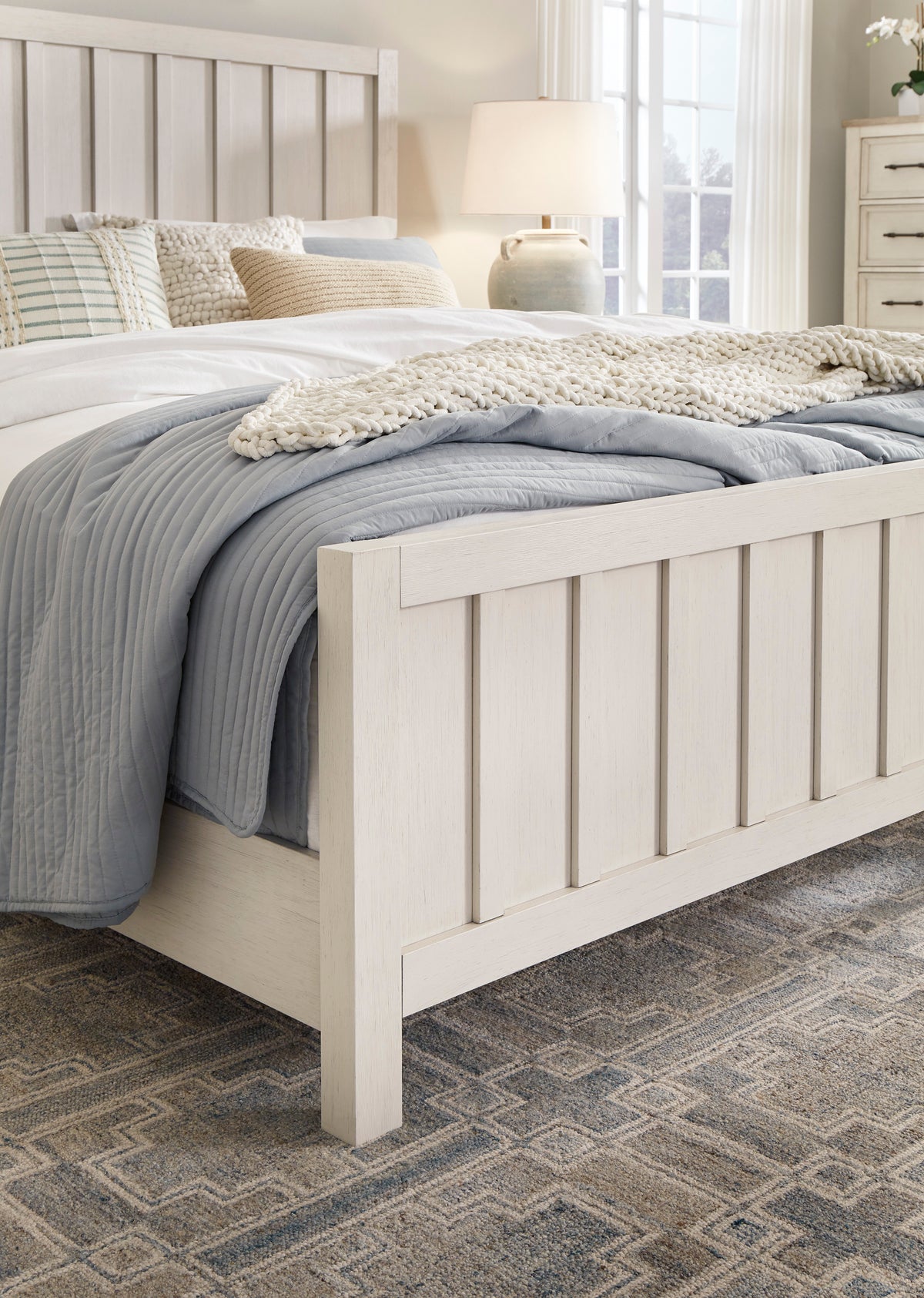 King Shaybrock Bed and 2 Nightstands